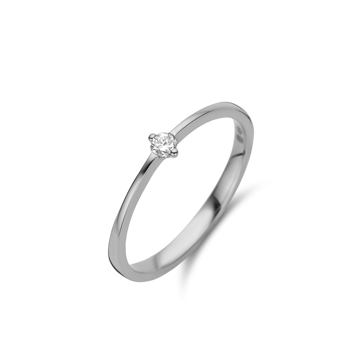 Deze prachtige 18kt witgouden ring is versierd met een schitterende briljant van 0.070ct. De ring is perfect voor elke gelegenheid en voegt een vleugje glamour toe aan elke outfit. De ring is tijdloos en zal een blijvende toevoeging zijn aan uw sieradencollectie.