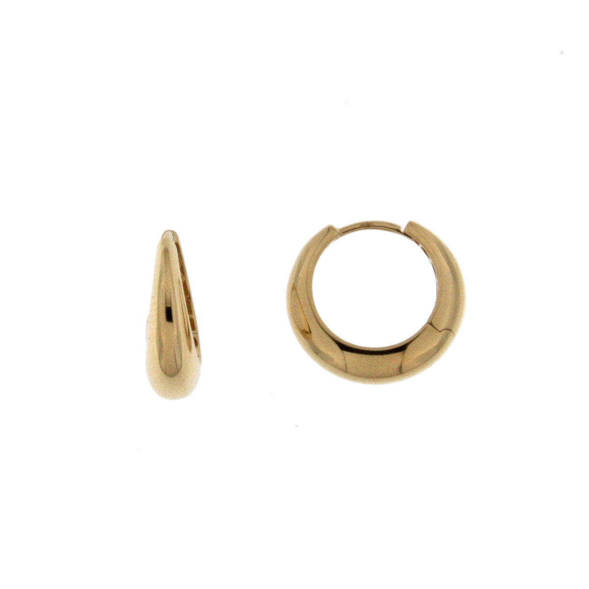 Deze prachtige creolen van 18kt geel goud zijn voorzien van een uniek ontwerp met schitterende details. Deze oorbellen zijn perfect voor zowel overdag als 's avonds en voegen een vleugje glamour toe aan elke outfit. Draag ze solo voor een ingetogen look of combineer ze met andere gouden sieraden voor een extravagante uitstraling.