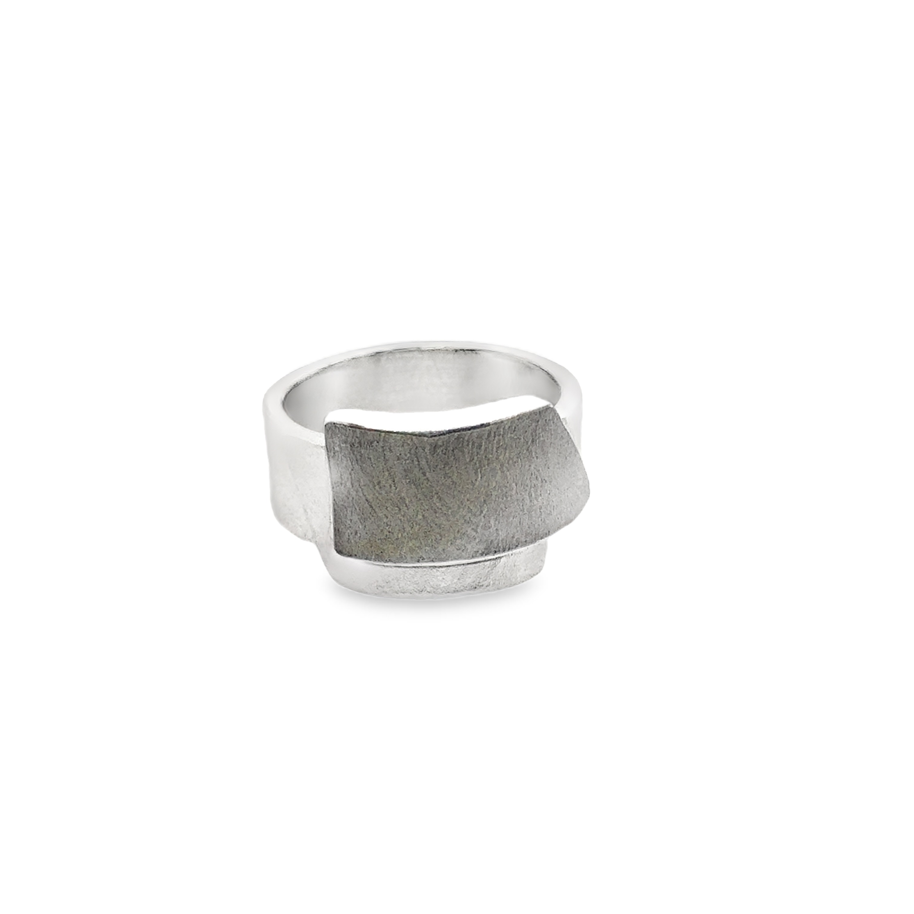 Deze ring is gemaakt van hoogwaardig palladium en heeft een maat van 55.5. De ring heeft een klassiek en tijdloos ontwerp, waardoor hij geschikt is voor elke gelegenheid. Draag de ring alleen of combineer hem met andere sieraden voor een stijlvolle look. De beste manier om deze ring te dragen is om hem om je vinger te schuiven en te genieten van de glans en elegantie die hij uitstraalt.