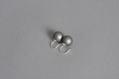 staal-aluminium oorbel bol grijs