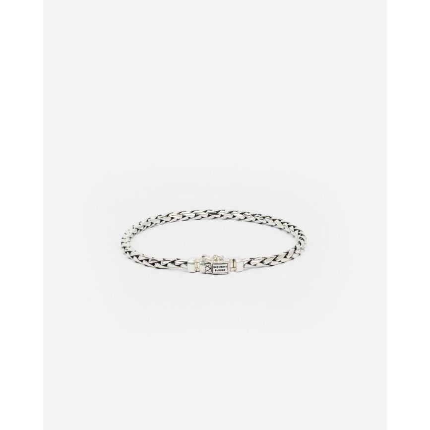 De George Mini Armband is gebaseerd op een traditionele Balinese weeftechniek en met de hand gemaakt door gepassioneerde ambachtslieden. Het is een meesterwerk dat puur vakmanschap laat zien. Deze armband, met zijn fijne schakels en gedetailleerde afwerking, is een ode aan de kunst van het verfijnde smeden. Ontworpen in Amsterdam en met de hand gemaakt in Zuid-Oost Azië uit gerecycled zilver. Deze armband is niet alleen een statement van stijl, maar ook van duurzaamheid en kwaliteit. Draag het als een symbool van jouw eigen unieke pad en de onvergetelijke momenten en mijlpalen die je al hebt behaald in je leven.
