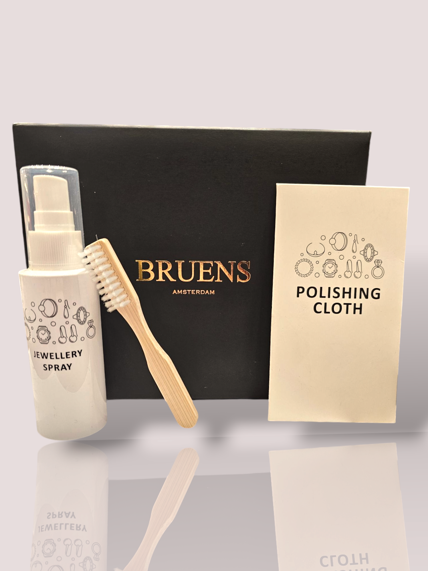 Deze Bruens juwelen reinigingsset bevat een reinigingsspray, een microvezeldoekje en een zachte borstel voor het reinigen van uw sieraden. Spray de reinigingsvloeistof op het juweel en poets het juweel op met de borstel. Gebruik de borstel ook voor het reinigen van moeilijk bereikbare plekjes. En polijst het juweel met het poetsdoekje. Bescherm en behoud de schoonheid van uw juwelen met deze handige set!

Deze Bruens juwelen reinigingsset bevat een reinigingsgel, een microvezeldoekje en een zachte borstel voor het reinigen van uw sieraden.