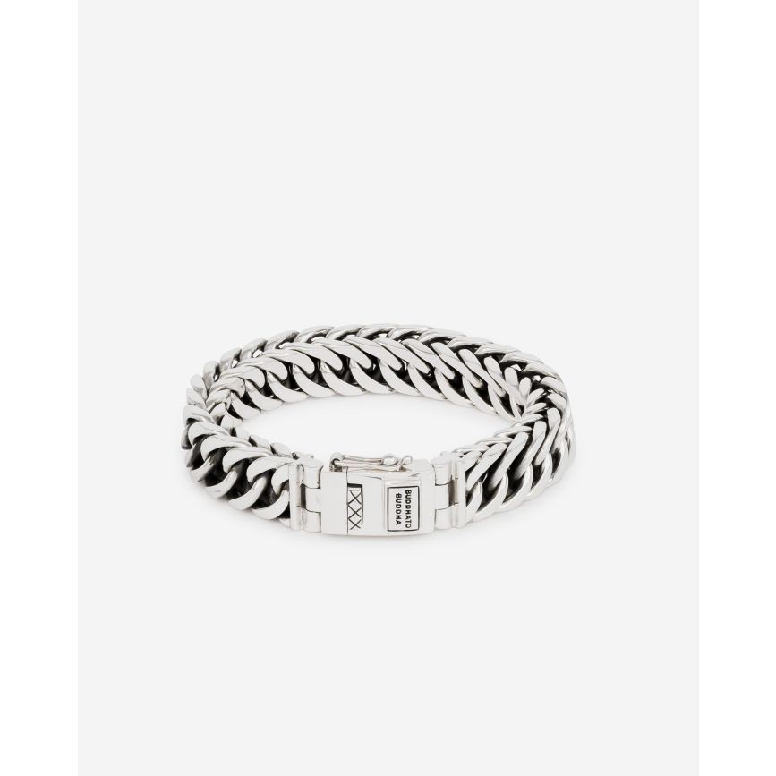 De Esther small armband is een iconisch sieraad binnen de Esther collectie gemaakt van gerecycled zilver. Met donkere accenten in het zilver, gecreëerd door oxidatie voor extra diepte, krijgt de Esther armband die kenmerkende Buddha to Buddha uitstraling. Met passie ontworpen in Amsterdam en met de hand vervaardigd in Zuidoost Azië. Wij geloven dat elk moment in het leven gevierd moet worden. Vind jij dat ook?