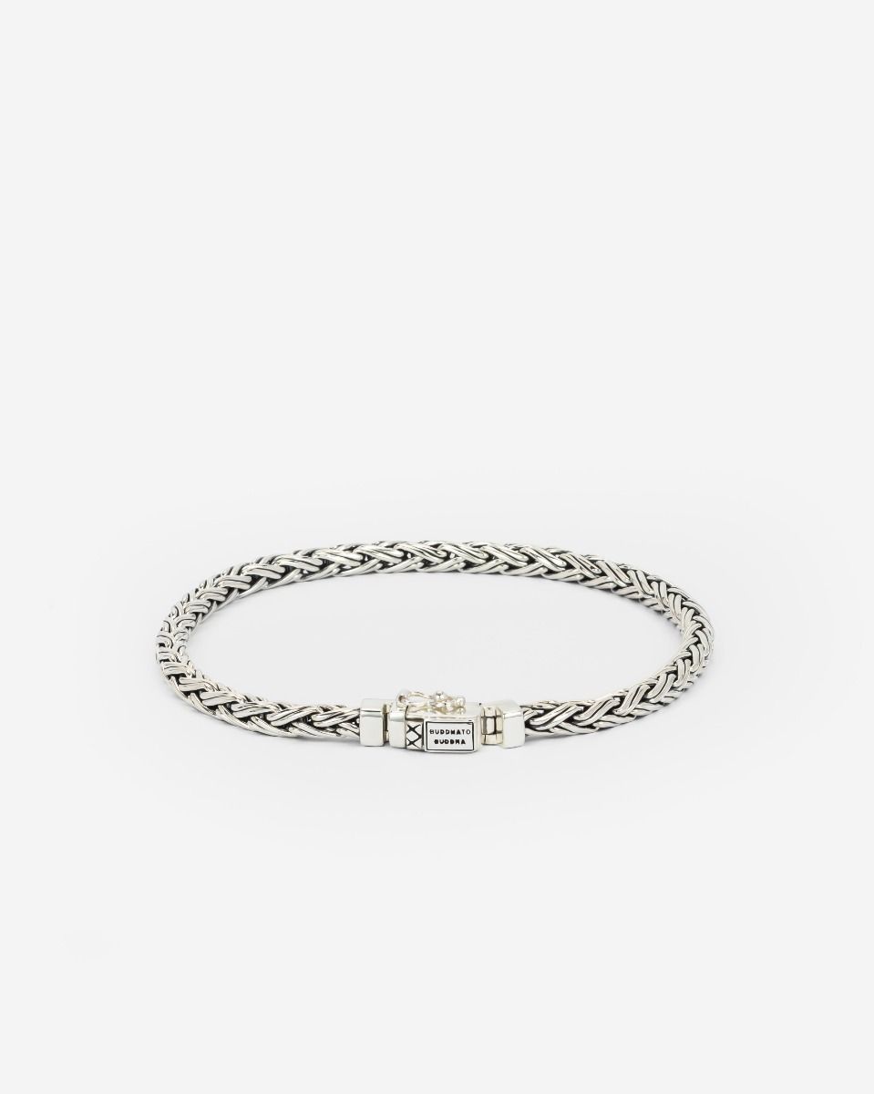 De Katja Mini Armband is gebaseerd op een traditionele Balinese weeftechniek en met de hand gemaakt door gepassioneerde ambachtslieden. Het is een meesterwerk dat puur vakmanschap laat zien. Deze armband, met zijn fijne schakels en gedetailleerde afwerking, is een ode aan de kunst van het verfijnde smeden. Ontworpen in Amsterdam en met de hand gemaakt in Zuid-Oost Azië uit gerecycled zilver. Deze armband is niet alleen een statement van stijl, maar ook van duurzaamheid en kwaliteit. Draag het als een symbool van jouw eigen unieke pad en de onvergetelijke momenten en mijlpalen die je al hebt behaald in je leven.