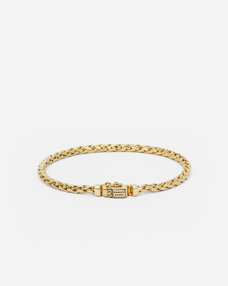 De George Mini Armband is gebaseerd op een traditionele Balinese weeftechniek en met de hand gemaakt door gepassioneerde ambachtslieden. Het is een meesterwerk dat puur vakmanschap laat zien. Deze armband, met zijn fijne schakels en gedetailleerde afwerking, is een ode aan de kunst van het verfijnde smeden. Ontworpen in Amsterdam en handgemaakt in Zuid-Oost Azië van gerecycled zilver met een premium goudlaag van 3.0 micron. De laag goud is gemiddeld 5 maal dikker dan reguliere gold plated items en gemaakt van 18-karaat goud. Deze armband is niet alleen een statement van stijl, maar ook van duurzaamheid en kwaliteit. Draag het als een symbool van jouw eigen unieke pad en de onvergetelijke momenten en mijlpalen die je al hebt behaald in je leven.