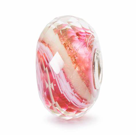 Deze prachtige Trollbeads kraal Liefdesstroom limited edition heeft een uniek ontwerp met zilveren accenten en een glinsterend hart van zirconia. De kraal symboliseert liefde en passie en is een perfect cadeau voor een geliefde. Draag deze kraal op een armband of ketting voor een elegante touch aan elke outfit. Voeg deze kraal toe aan je collectie voor een vleugje liefde en romantiek.