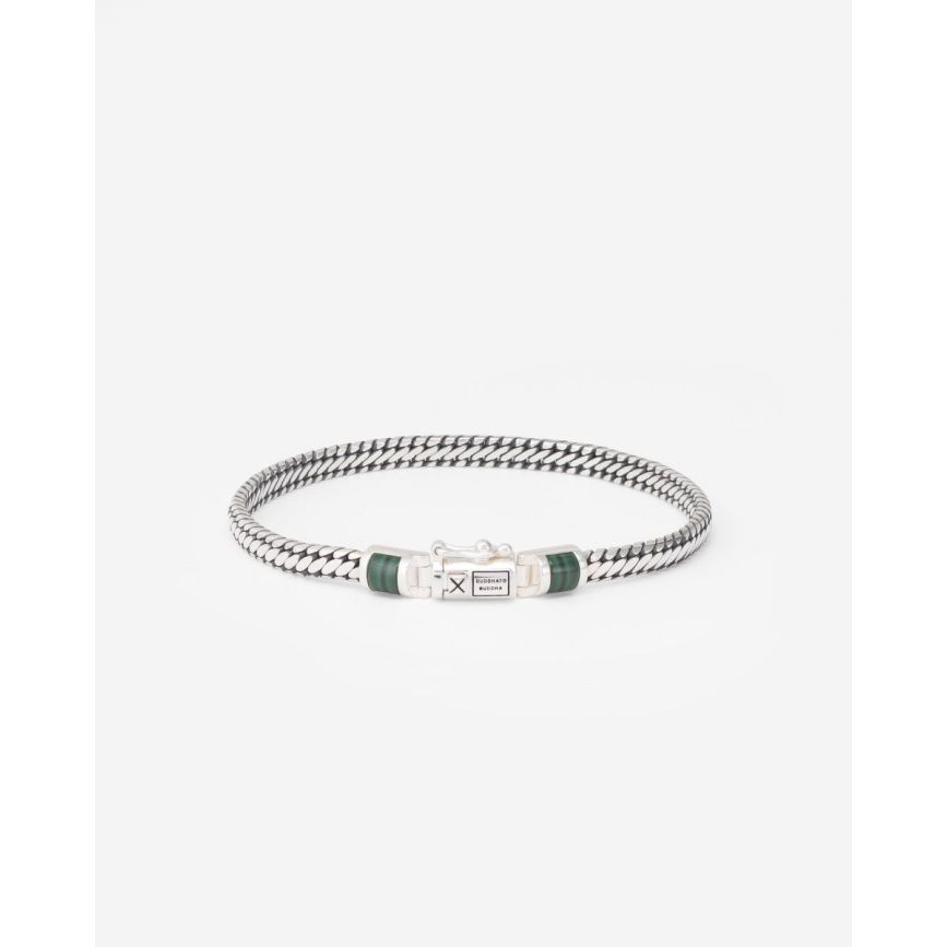 De Ben Mini (Edel)steen Armband in Zilver Malachiet is meer dan alleen een sieraad; het is een krachtige uitdrukking van stijl en welzijn. Malachiet, met zijn groenachtige tinten, staat bekend om zijn beschermende eigenschappen, het bevorderen van emotionele balans en stabiliteit, en het versterken van veerkracht. Gecombineerd met de iconische Ben structuur ontstaat een zeldzaam krachtige combinatie. Dit unieke stuk uit de Gemstone collectie is geschikt voor iedereen, waardoor het een essentiële aanvulling is op elke stijl. Ben jij klaar voor een nieuw hoofdstuk met dit sieraad?

Collectie	Ben
Lengte	20.5 cm
Slot	Bakslot met 8 sluiting
Materiaal	Edelsteen / gerecycled 925 sterling zilver
Breedte	4.2 mm