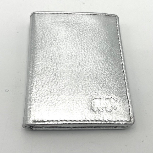 Dit handige mapje is voorzien een vak voor papier geld en
7 credit cards .

Afmetingen:
Hoogte 10cm x breed 8cm x diep 0.6cm