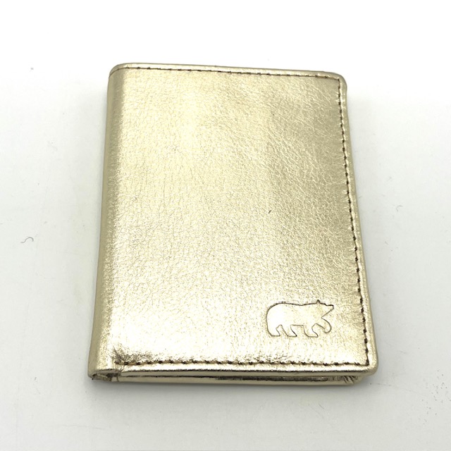 Dit handige mapje is voorzien een vak voor papier geld en
7 credit cards .

Afmetingen:
Hoogte 10cm x breed 8cm x diep 0.6cm