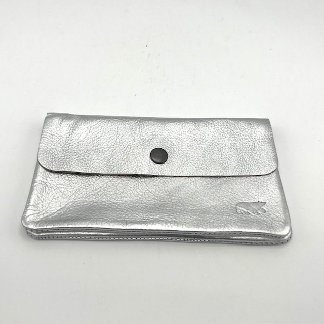 Handig mapje voor papiergeld en muntgeld.
Eventueel zou er ook nog een telefoon in kan worden opgeborgen.

Afmetingen:
Hoogte 10cm x breed 16.5cm x diep 1.5cm