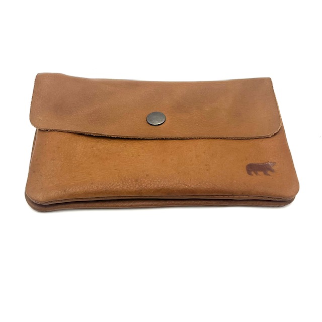 Handig mapje voor papiergeld en muntgeld.
Eventueel zou er ook nog een telefoon in kan worden opgeborgen.

Afmetingen:
Hoogte 10cm x breed 16.5cm x diep 1.5cm