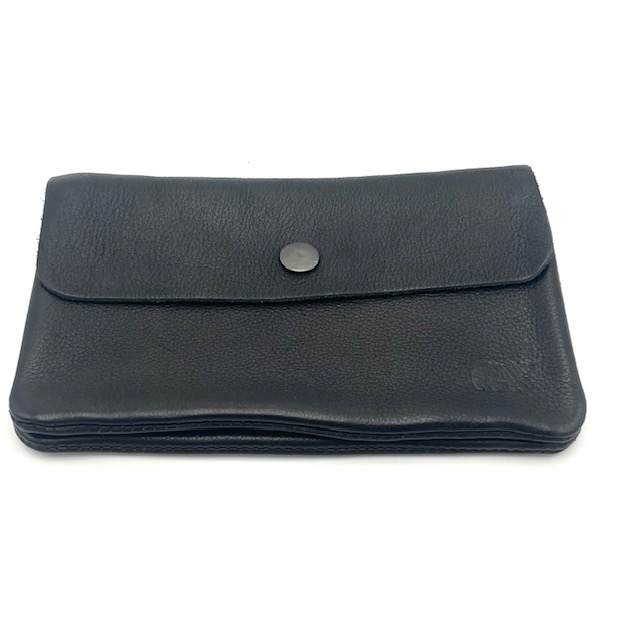 Handig mapje voor papiergeld en muntgeld.
Eventueel zou er ook nog een telefoon in kan worden opgeborgen.

Afmetingen:
Hoogte 10cm x breed 16.5cm x diep 1.5cm