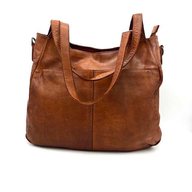 De BearDesign Els schoudertas in de kleur Cognac is gemaakt van hoogwaardig leer en heeft een tijdloos design. De tas heeft een ruim hoofdvak, diverse handige vakken en verstelbare schouderband. Draag de tas comfortabel over de schouder voor een trendy en stijlvolle look. Een perfecte aanvulling op elke outfit! Maak een fashion statement met deze prachtige schoudertas.

De tas is voorzien van een dubbele korte schouderband maar ook nog een afneembare lange schouderriem.

Afmetingen:
Hoogte 28cm x breed 35cm x diep 9cm