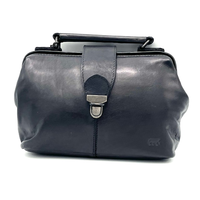BearDesign Julia Crossbody Tas – Zwart Leer
De BearDesign Julia crossbody tas is een stijlvolle must-have voor elke dag. Gemaakt van soepel, hoogwaardig zwart leer en voorzien van een luxe beugelsluiting met kliksluiting, combineert deze tas elegantie met gebruiksgemak.

✔️ Afneembare en verstelbare schouderriem – draag als schoudertas of crossbody
✔️ Ruim hoofdvak met praktische indeling
✔️ Diverse binnen- en buitenvakken – ideaal voor telefoon, pasjes, sleutels en meer
✔️ Sluit stevig af met een klassieke beugelsluiting voor een vintage look
✔️ Gemaakt van duurzaam en tijdloos leer – past bij elke outfit

Afmetingen:
16 cm (hoogte) x 23 cm (breedte) x 9,5 cm (diepte)

Waarom kiezen voor de Julia tas van BearDesign?

Compact én verrassend ruim
Luxe uitstraling met praktische indeling
Perfect voor dagelijks gebruik of een avondje uit
Draagbaar op meerdere manieren dankzij de verstelbare riem
