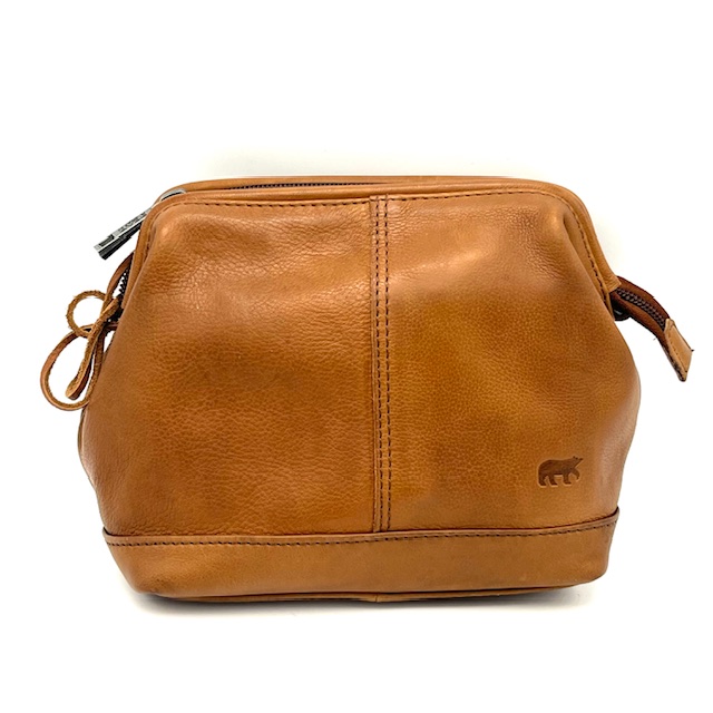 De BearDesign Sjanne crossbody tas in Cognac is gemaakt van hoogwaardig leer en heeft een tijdloos design. De tas is voorzien van een verstelbare schouderband, verschillende vakken en een magnetische sluiting. De beste manier om deze tas te dragen is gekruist over je lichaam, zodat je altijd je handen vrij hebt. Een praktische en stijlvolle toevoeging aan jouw outfit!

Afmetingen:
Hoogte 16cm x breed 19cm x diep 9.5cm