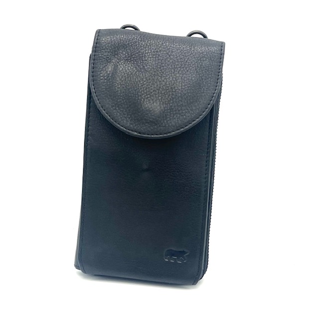 Deze BearDesign Patty telefoontas in het zwart is voorzien van een verstelbare schouderriem en heeft een handig voorvak voor extra opbergruimte. De tas kan gedragen worden als crossbody tas voor een trendy en praktische look. Perfect voor het meenemen van je telefoon en andere essentials tijdens een dagje uit of avondje uit. Met deze tas ben je altijd stijlvol en georganiseerd onderweg.

De meeste telefoons met hoes kunnen moeiteloos hierin worden opgeborgen.

Afmetingen:
Hoogte 20cm x breed 10cm x diep 3.5cm