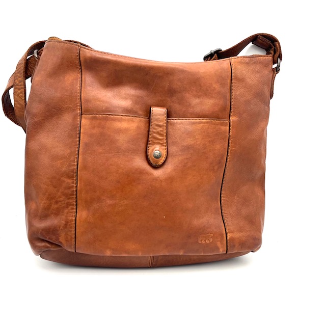Deze prachtige BearDesign Sophia crossbody tas in Cognac (artikelnummer 44569) is gemaakt van hoogwaardig leer en heeft een tijdloos design. De tas heeft een verstelbare schouderband, meerdere vakken met ritssluiting en is mooi afgewerkt met goudkleurige details. Draag de tas crossbody voor een trendy look of over &eacute;&eacute;n schouder voor een casual uitstraling. Perfect voor elke gelegenheid!

Aan de buitenkant is de tas voorzien van een handig steekvak aan de voorzijde en ritsvak aan de achterkant.

Hoogte 27cm x breed 27cm x diep 10.5cm