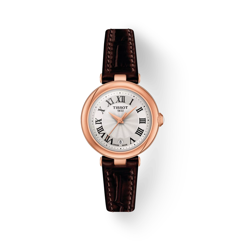 De Tissot Bellissima Small Lady maakt indruk met zijn elegante design en mooie details. Het horloge heeft een Swiss made quartz uurwerk en krasvast saffierglas met Romeinse cijfers en datumaanduiding. Dit model heeft een zilverkleurige wijzerplaat, een 316L edelstalen kast met goudkleurige PVD-coating en een donkerbruine lederen band.