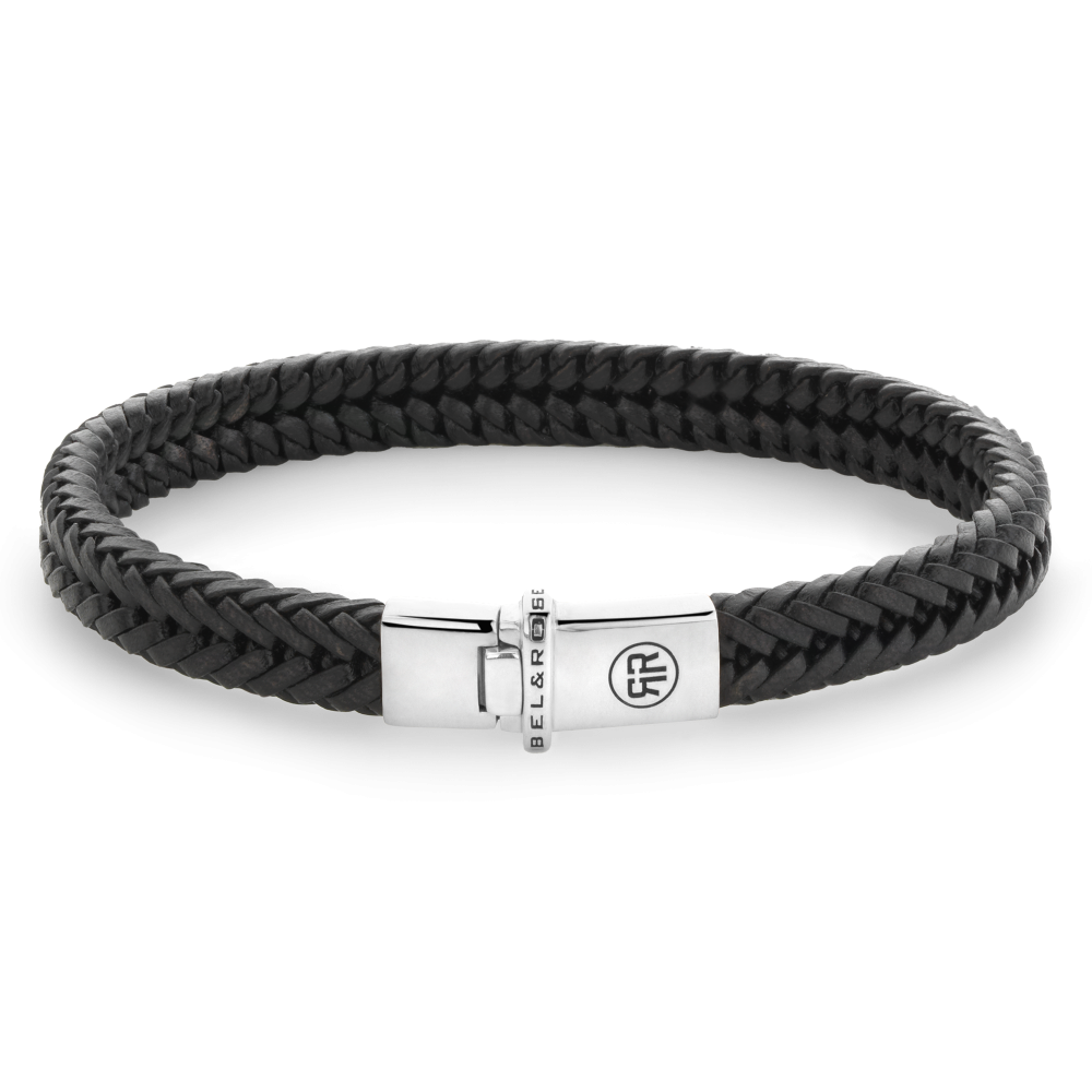De Small Braided Apollo armband van Rebel and Rose is een handgemaakte armband met volledig zilveren sluiting. Het zwarte leer is 7,3 mm breed en met veel zorg en vakmanschap gelooid door de ambachtslieden van Rebel and Rose. Prachtig rundleer dat mooier en soepeler wordt naarmate je het langer draagt. Ze doen het perfect in combinatie met onze Sterling Zilveren armbanden, ringen en kralen armbanden. Het leer moet worden ‘ingedragen’ dus mag in het begin iets strakker zitten dan je zou willen. Meet je polsomtrek op en kijk in de maattabel voor de juiste keuze.