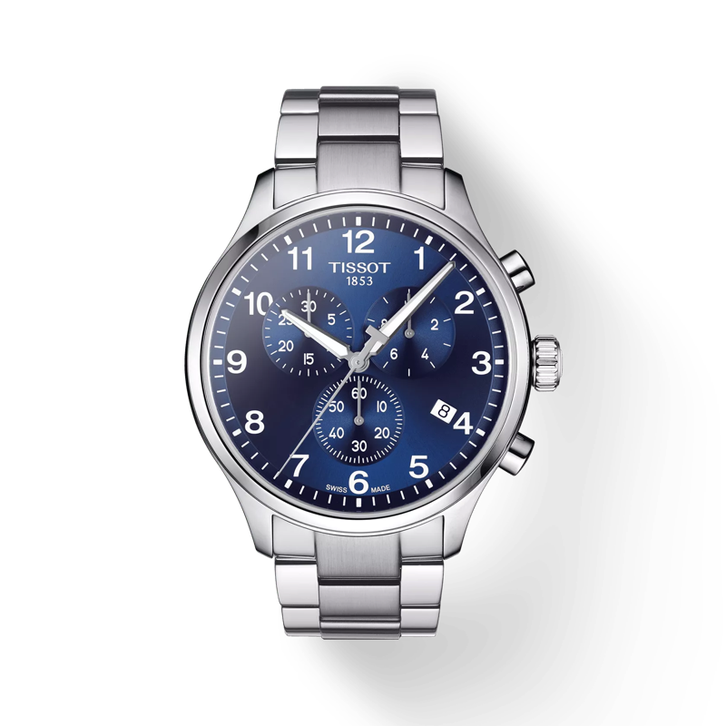 De Tissot Chrono XL Classic is een elegant en tegelijkertijd sportief horloge. De collectie biedt meerdere stijlen. Sommigen houden van de klassieke uitstraling van een traditionele leren band. Anderen geven misschien de voorkeur aan de matte roestvrijstalen armband voor een verfijnder gevoel. De wijzerplaten zijn zilverkleurig, blauw, bruin of zwart, afhankelijk van het model. Welke u ook kiest; de Tissot Chrono XL Classic zal zeker een statement maken!