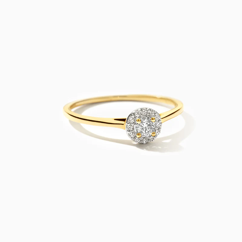 Meerdere lab-diamonds in entourage-zetting sieren deze stijlvolle glinsterende ring. Het totale karaatgewicht van de diamanten is 0,21, de doorsnede van de ring is 1 mm. Fraai op zichzelf of in combinatie met andere sieraden met lab-diamonds uit onze collectie.

Type goud: 14k Geel goud
Type zetting: Entourage zetting
Type steen: Lab Grown Diamant
Steenkleur: Wesselton
Gewicht Diamant (in ct): 0.13 & 0.09
Diamant kwaliteit: SI 1
Grootte detail/applique: ⌀ 6.1 mm
Diameter: ⌀ 1 mm
