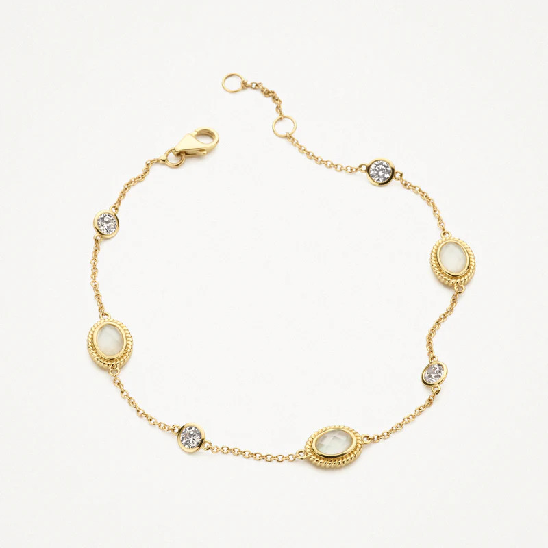 Deze prachtige hanger is gemaakt van 14k geelgoud en heeft een dubbele laag van mother of pearl, rock crystal en zirkonia. Het is een uniek en elegant sieraad dat perfect is voor elke gelegenheid. Draag het aan een gouden ketting voor een glamoureuze look of combineer het met andere hangers voor een trendy layered effect. Een absolute must-have voor elke moderne vrouw!