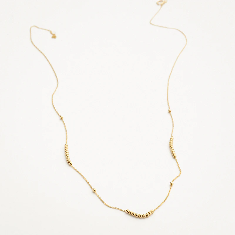 Dit prachtige juweel is gemaakt van 14 karaats geelgoud en is voorzien van een elegante collier. Het collier is verfijnd en stijlvol en kan perfect worden gedragen voor elke gelegenheid. De beste manier om het juweel te dragen is in combinatie met een chique outfit om je look compleet te maken. Een tijdloze toevoeging aan je sieradencollectie!