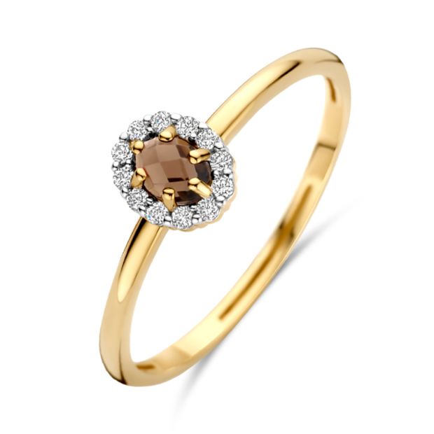Deze prachtige Blush Ring is gemaakt van sterling zilver en is voorzien van een rookkwarts steen in het midden, omringd door zirkonia stenen voor een sprankelende afwerking. De ring is perfect voor dagelijks gebruik of speciale gelegenheden en kan worden gecombineerd met andere sieraden voor een complete look. Draag deze ring solo voor een subtiele touch of stapel hem met andere ringen voor een statement look.