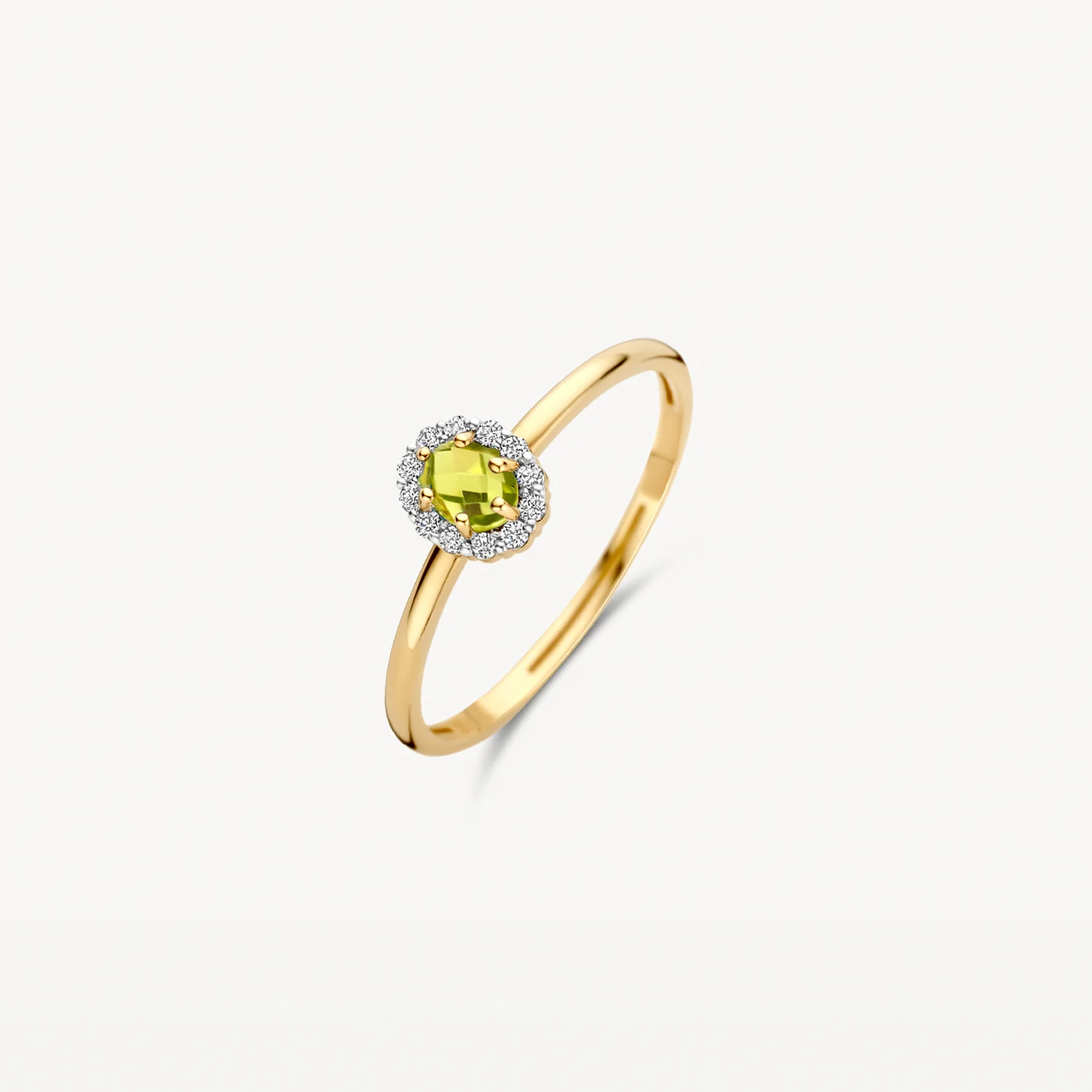 Deze prachtige 1258ygp/54 Blush geelgouden ring is gemaakt van 14 karaats goud en is bezet met een schitterende groene Peridot steen, omringd door sprankelende zirkonia stenen. De ring is perfect voor dagelijks gebruik of voor speciale gelegenheden. Draag hem alleen of combineer hem met andere geelgouden sieraden voor een complete look. Een tijdloos en elegant stuk voor elke gelegenheid!