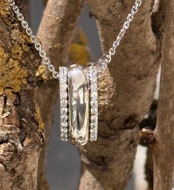 925 Zilveren anker collier 45 cm lang met daaraan een forse hanger 24 x 10 mm met daarin paveé gezette zirkonia's.