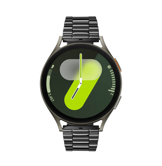 Samsung Galaxy Watch7 SA.L310KSIS Khaki/Zilver 44mm 
De Galaxy Watch combineert de uitstraling van een luxe horloge met de geavanceerde functies van de SAMSUNG smartwatches. De Galaxy Watch7 is de smartwatch met Wear OS van SAMSUNG en heeft genoeg power voor de hele dag dankzij de 3nm-processor. Navigeer nauwkeurig met Dual-Frequency GPS. Houd je hartslag, work-outs en slaap bij met de geavanceerde BioActive Sensor. Galaxy AI gebruikt deze gegevens om waardevolle inzichten over je gezondheid te geven en je welzijn te verbeteren met Energy Score en Wellness Tips. De Galaxy Watch is niet alleen zeer stijlvol, maar ook gebruiksvriendelijk. Nooit meer verdwaald dankzij onze nauwkeurigste gps ooit op een Galaxy Watch. De Galaxy Watch is stof- en spatwaterdicht en 5 ATM gecertificeerd. De extra features, zoals het kompas, hartritme sensor, cycles meter, slaapmeter en nog heel veel meer maken de Galaxy Watch7 nog completer.

De Galaxy Watch heeft een Always On-display, waardoor je geen knop in te drukken om de tijd weer te geven. Het AMOLED-display kan ingesteld worden op een continue tijdsweergave, zodat dag en nacht te zien is hoe laat het is.

Highlights:
- Geschikt voor Android  
- De Galaxy Watch7 heeft een IP68-certificering. Het horloge is 5 ATM
- Dankzij de ingebouwde speaker en microfoon, kan er ook gebeld worden met het horloge
- Ontvang alle berichten van je telefoon op je horloge en reageer direct met quick reply’s
- Herkent meer dan 90 verschillende activiteiten
- Door de verschillende meters en tellers is het mogelijk om onder andere de hartslag, stappen, snelheid, slaap, luchtdruk, stress, hoogte- en diepte te meten
- D.m.v. de ingebouwde GPS, is het mogelijk om offline te navigeren (zonder dat de telefoon in de buurt is)
- Luister zonder smartphone naar muziek met Spotify premium
- Contactloos betalen met de LTE modellen
- Virtueel voice assistent