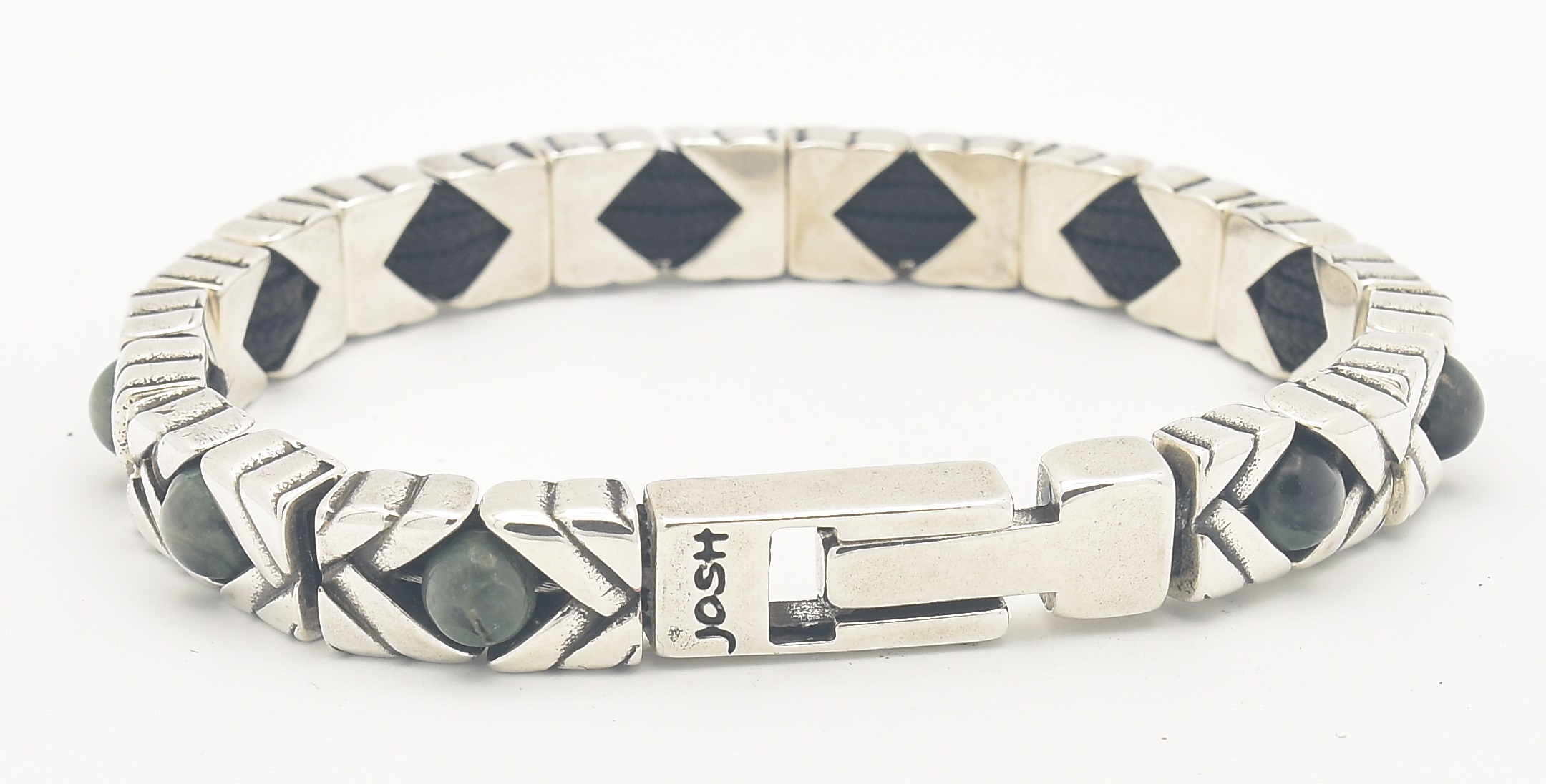 De Josh armband verzilverd 03545sl/grnn-lme-s is een prachtig sieraad met groene edelstenen en zilveren accenten. Deze armband is perfect voor elke gelegenheid en kan op verschillende manieren worden gedragen. Het beste is om de armband losjes om de pols te laten vallen voor een elegante look. Laat jezelf stralen met deze Josh armband!