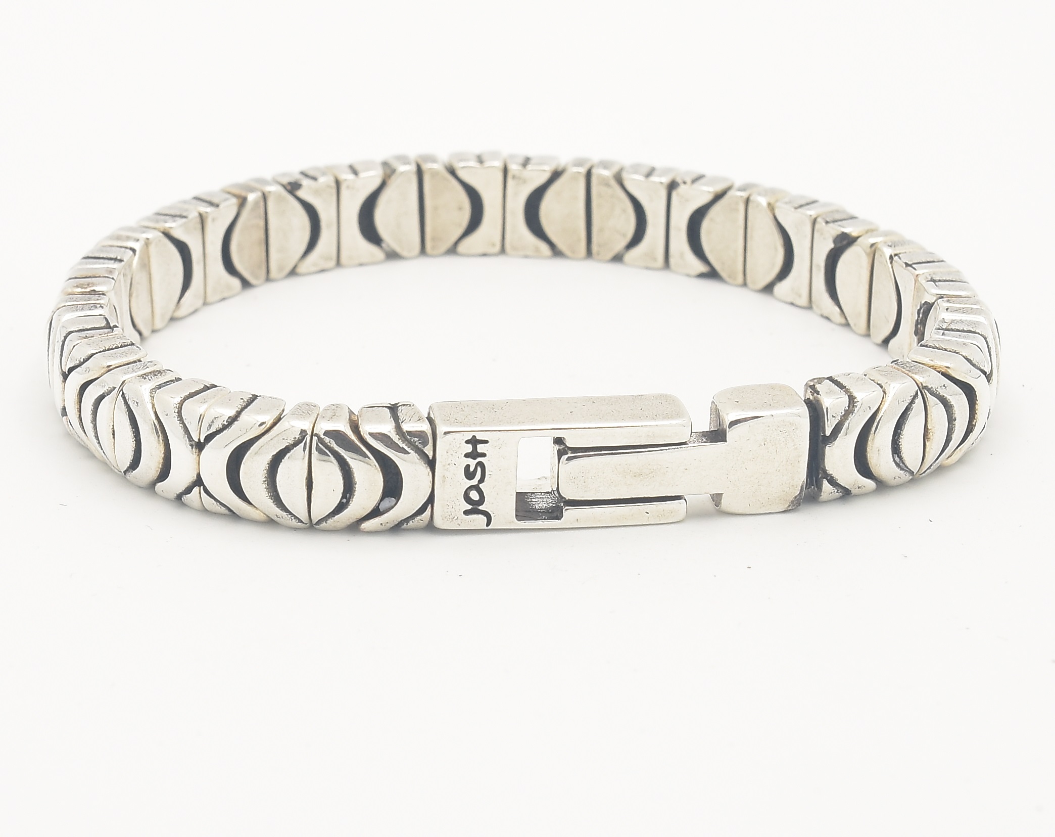 De Josh armband verzilverd 03547sl-nclr-lrg 21CM is een prachtig sieraad met een uniek ontwerp. De armband is gemaakt van hoogwaardig verzilverd materiaal en heeft een lengte van 21 cm. Het beste is om de armband losjes om de pols te dragen voor een elegante uitstraling. Deze armband is een perfecte toevoeging aan elke outfit en kan zowel casual als formeel worden gedragen. Maak je look compleet met deze mooie armband van Josh.