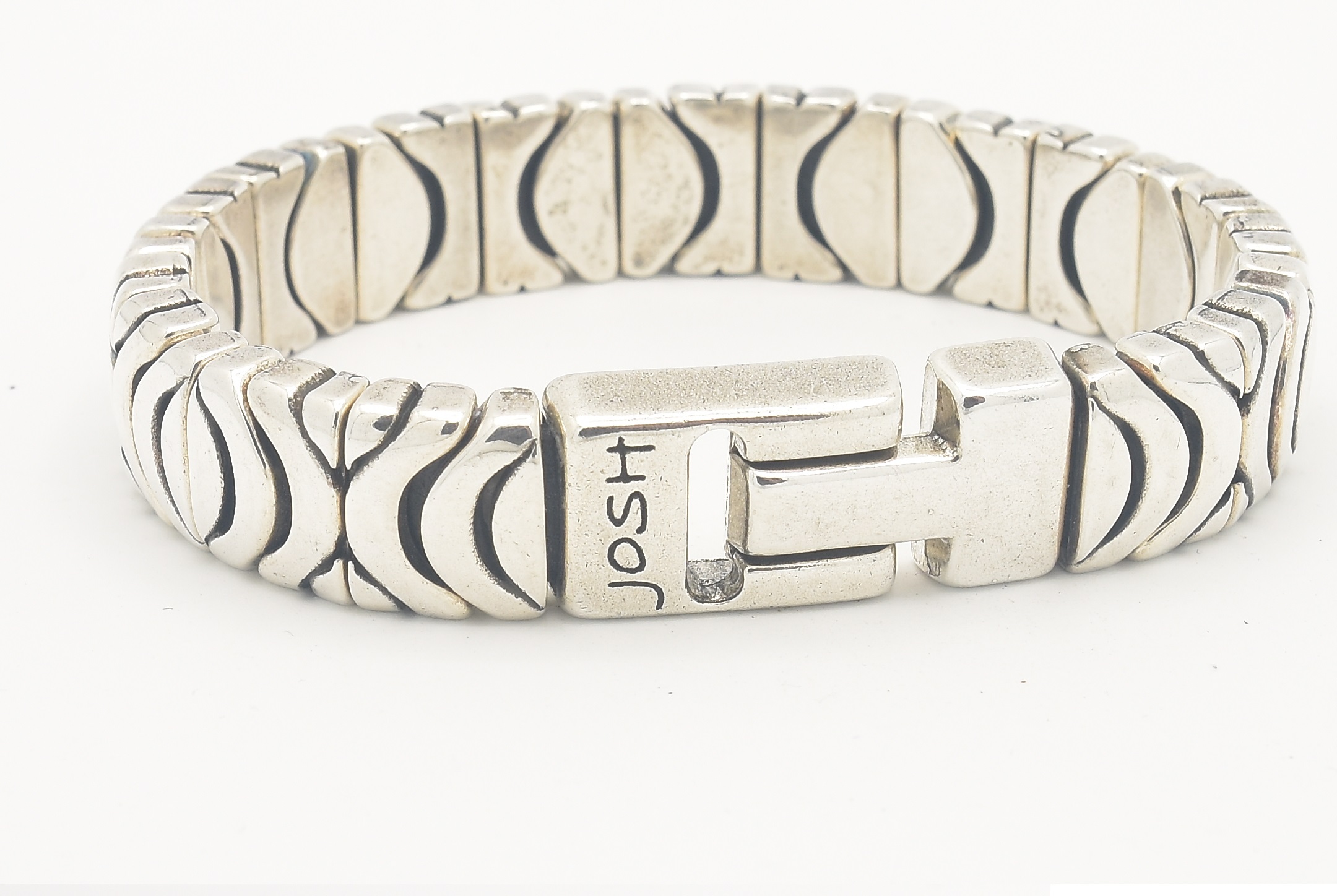 Deze JOSH armband is verzilverd en heeft een lengte van 20 cm. De armband is verfraaid met mooie details. De beste manier om hem te dragen is om hem strak om de pols te wikkelen voor een trendy en elegante look. Deze armband is perfect voor dagelijks gebruik of voor een speciale gelegenheid. Een tijdloos sieraad dat elke outfit compleet maakt!