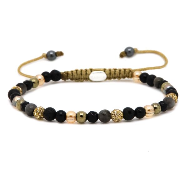 De Karma Armband Spiral December xxs (gouden kristal) is vakkundig gemaakt met oog voor detail, met een prachtige gouden afwerking en schitterende kristallen. Het armbandje kan op verschillende manieren gedragen worden, zoals alleen of in combinatie met andere armbanden. De beste manier om het te dragen is strak om de pols gewikkeld, zodat de kristallen mooi opvallen. Voeg deze schitterende armband toe aan je collectie voor een vleugje glamour!