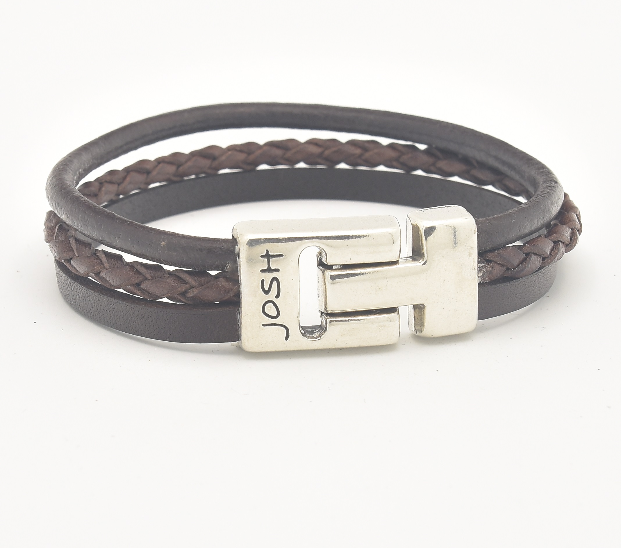 De JOSH ARMBAND BRUIN LEDER 25019sl/brwn/lrg is een prachtig accessoire gemaakt van hoogwaardig leer. . De beste manier om het te dragen is strak om de pols te wikkelen voor een stoere look. Perfect voor elke gelegenheid en eenvoudig te combineren met andere sieraden. Koop nu en geef je outfit een unieke touch!