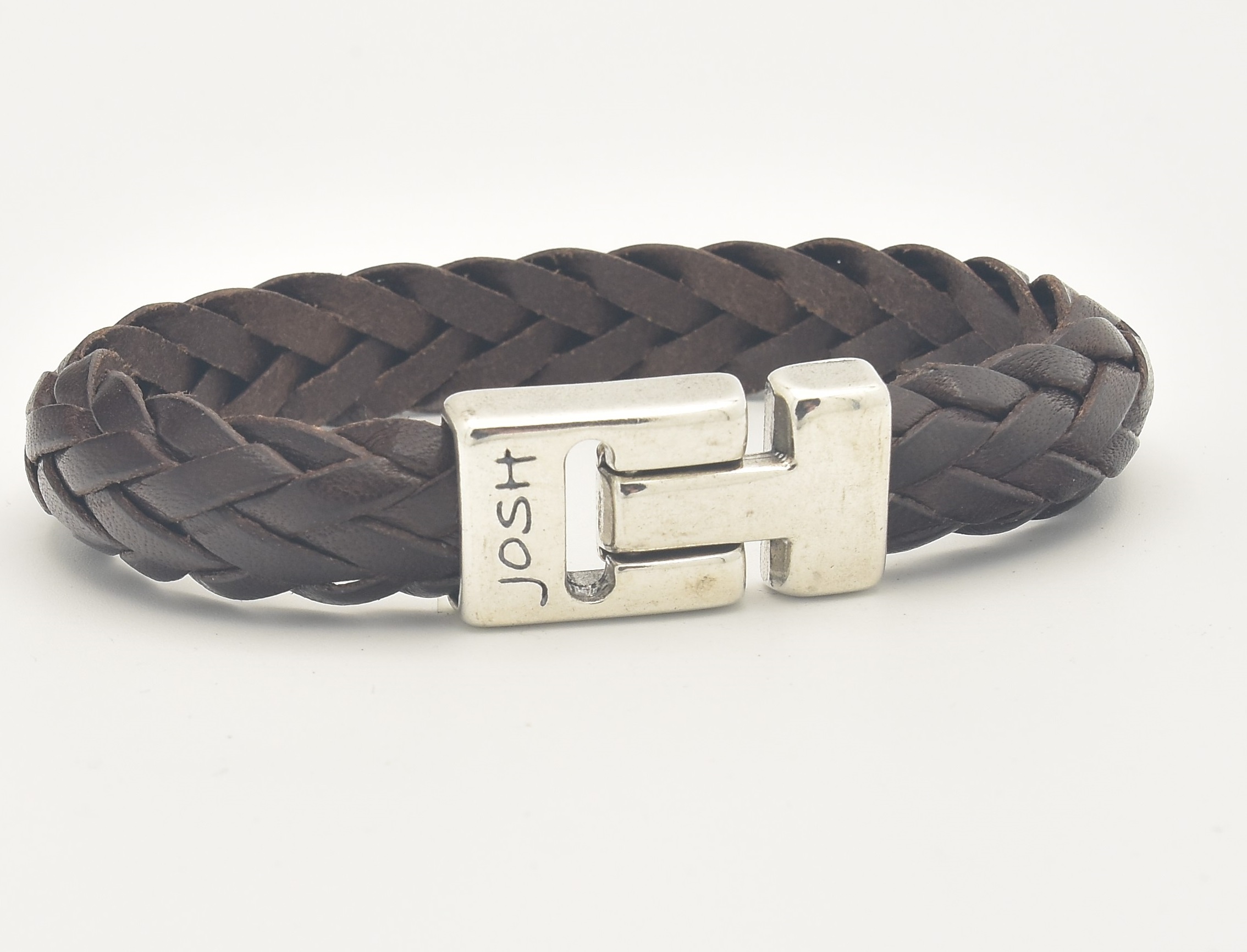 BRUIN LEDER MET VERZILVERDE SLUITING
