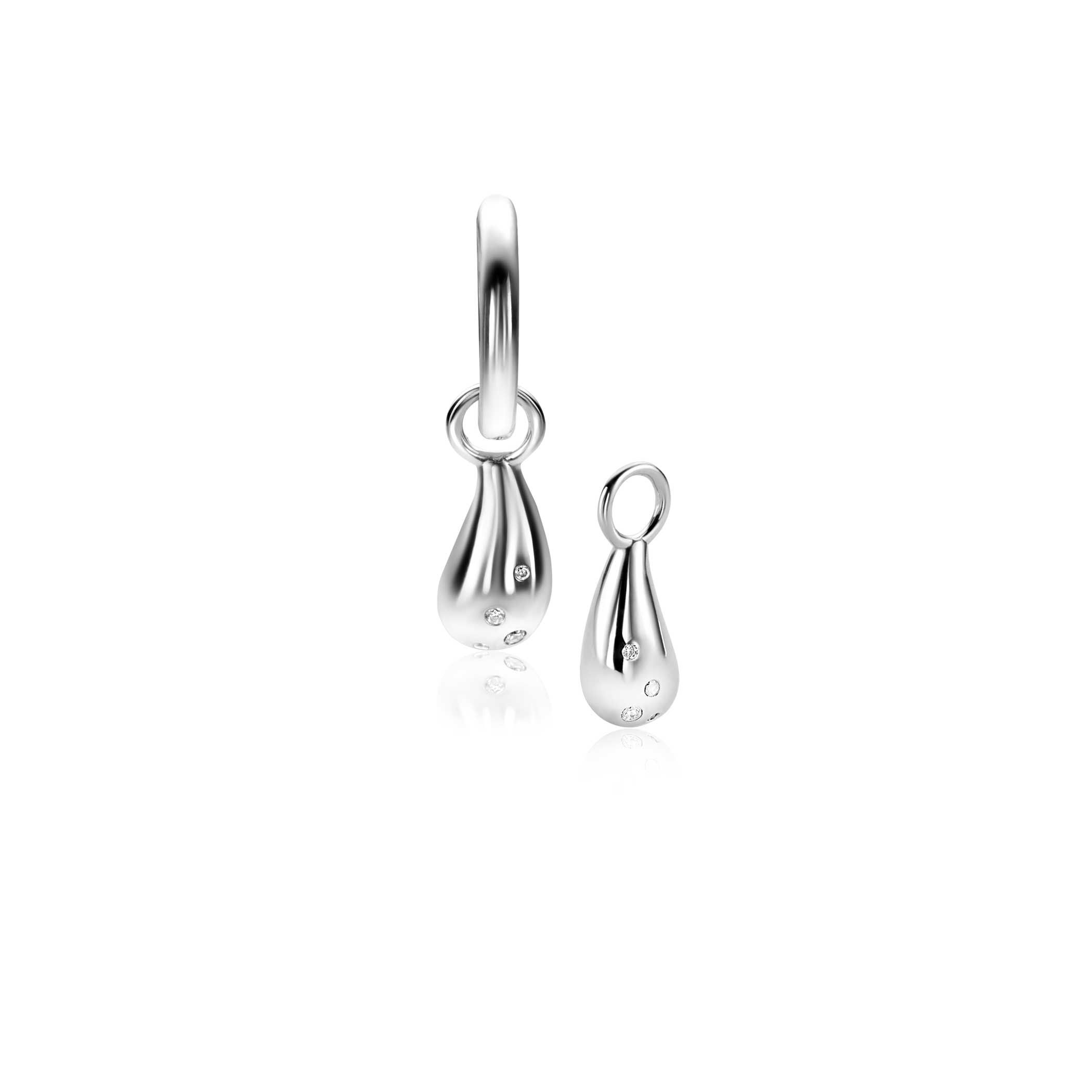 ZINZI zilveren oorbedels (17mm) in druppelvorm, bezet met vier witte zirconia's. Hang deze oorbedels sierlijk aan je zilveren ZINZI oorringen voor een speels effect. De oorringen zijn niet bij de prijs inbegrepen. Vervaardigd van eerste gehalte zilver (925) en voorzien van een extra rodiumlaag voor een langdurige glans.