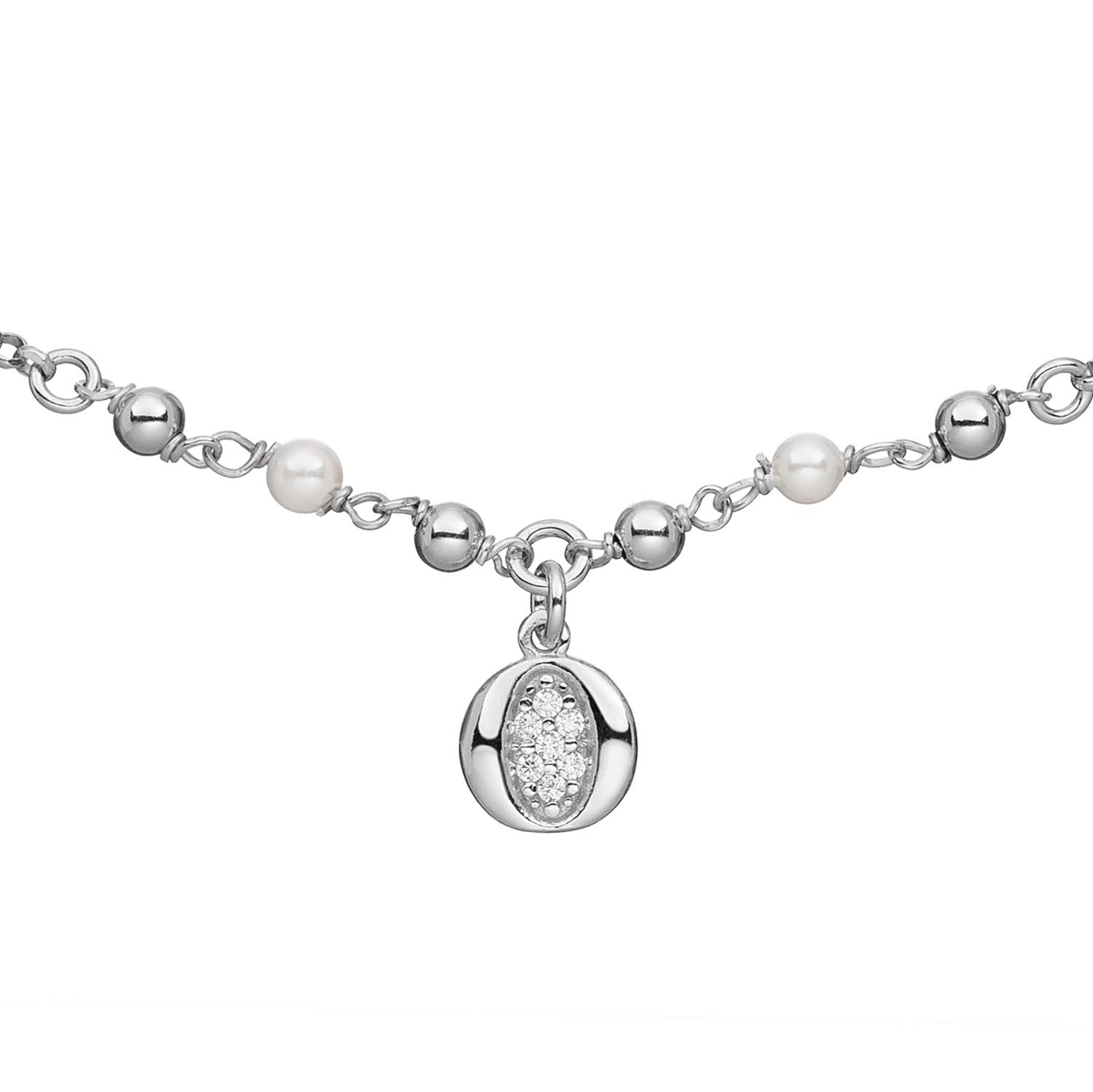 Zilveren collier met een ronde hanger met zirkonia's, gezet in een pavé zetting. Naast de hanger is het collier versierd met twee immitatie parels en vier zilveren bolletjes. Het collier is in twee lengtes te dragem; in 42cm en 45cm