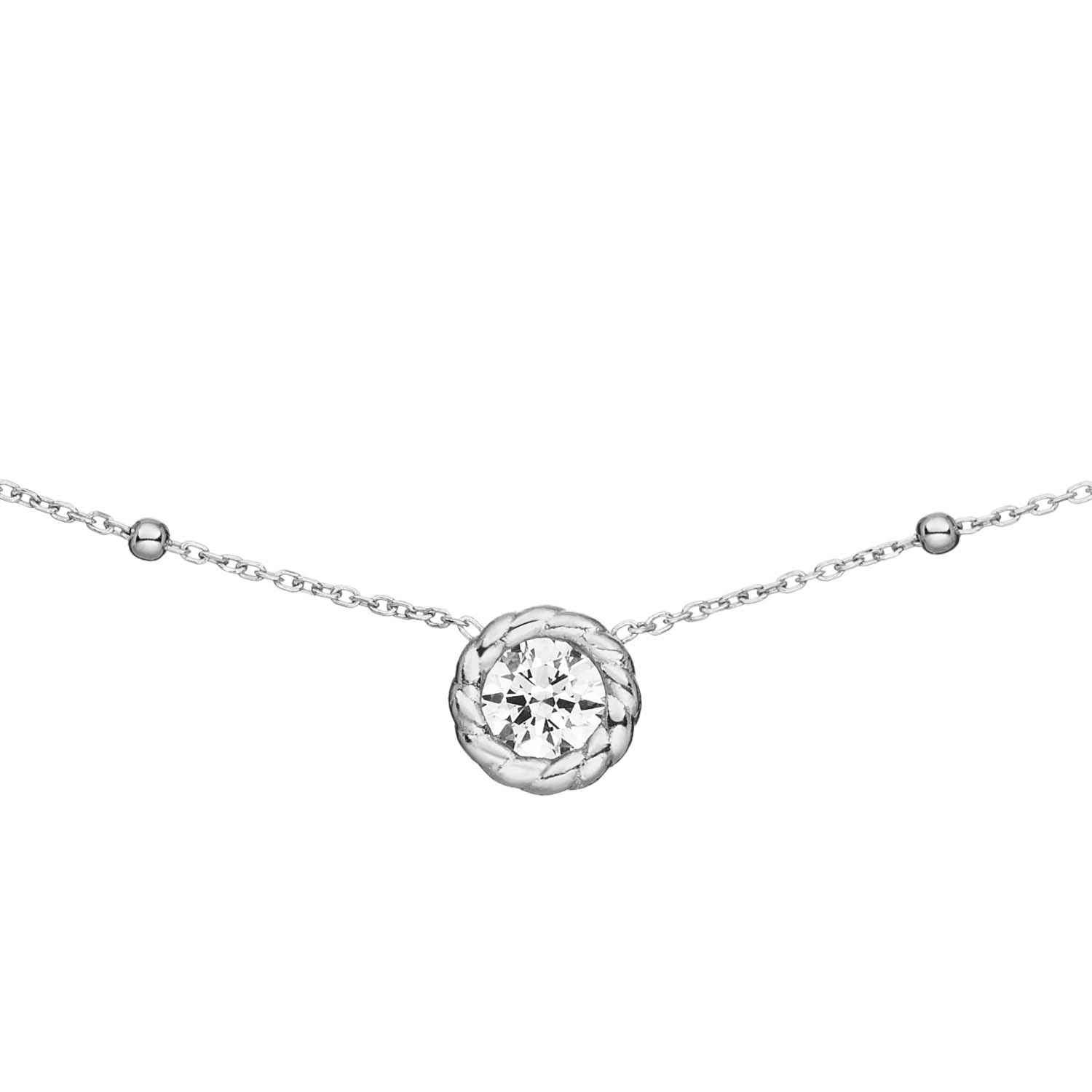 Zilveren collier met een zirkonia hanger, gezet in een ronde zetkast. Het collier is op twee lengtes te dragen, in 42cm en 45cm.