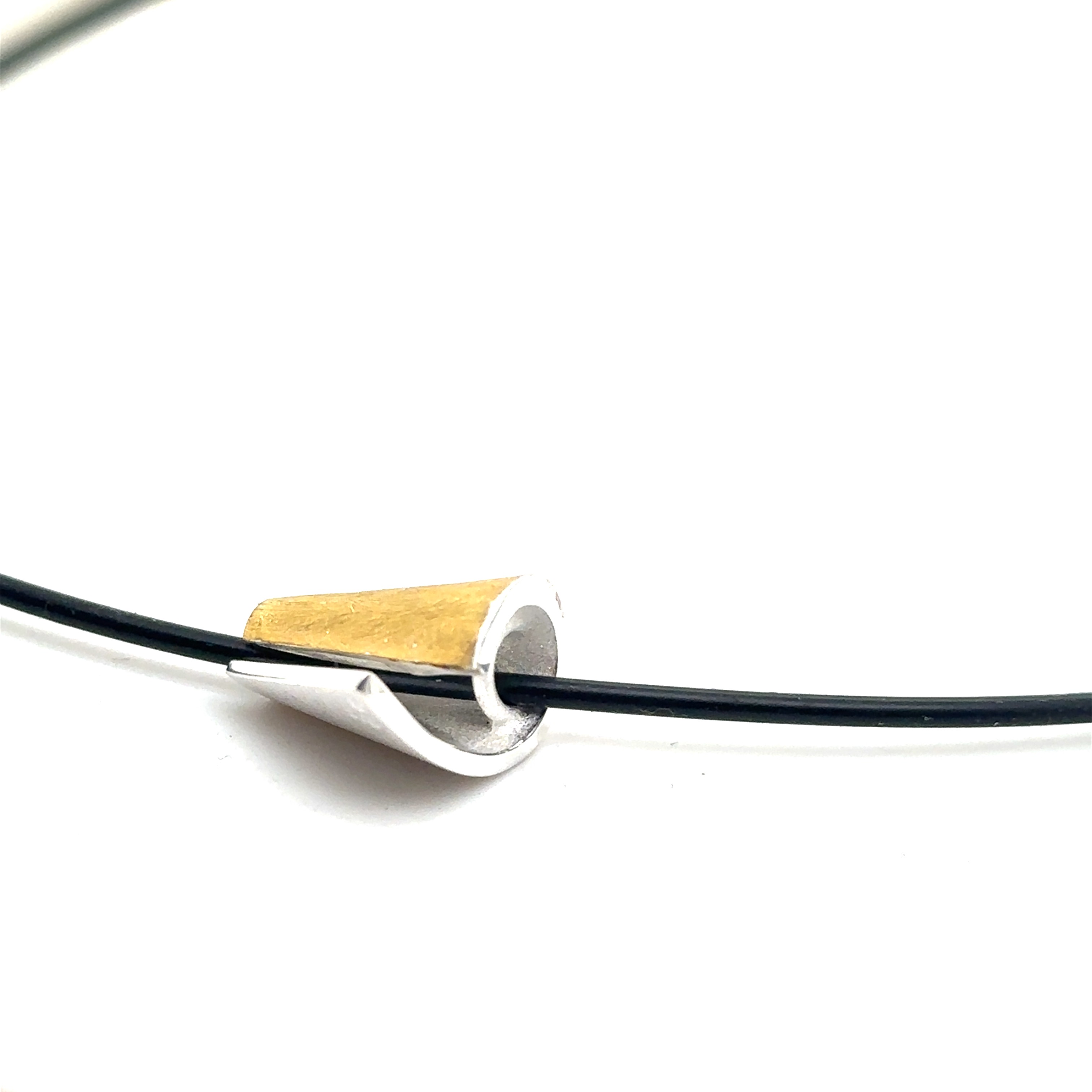 Das Silberanh&auml;nger mit einem Goldrand ist ein elegant und zeitlos Schmuckst&uuml;ck. Der Anh&auml;nger ist ohne Silikoncollier erh&auml;ltlich und kann mit einem schwarzen Silikoncollier getragen werden. Das Collier hat eine Stahlseele und einen Stahl-Doppelclip mit einer L&auml;nge von 42 cm. Ein stilvoller Schmuck f&uuml;r jeden Anlass. Tragen Sie ihn allein oder in Kombination mit anderen Schmuckst&uuml;cken.