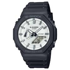 Ga voor gedurfd en zelfverzekerd met een opvallend rechttoe rechtaan G-SHOCK in contrastrijk zwart en wit. 

Beginnend met een basis van G-SHOCK gitzwart en dan een heldere wijzerplaat afgewerkt met briljant witte dampdepositie. Het monochrome statement is een studie in contrasten-mat zwart tegen glanzend wit. 