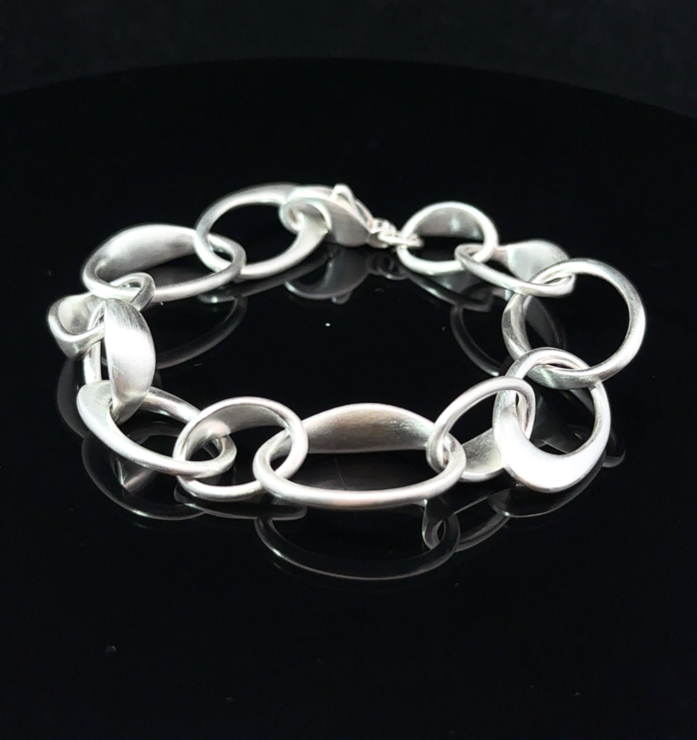 Dieses Armband besteht aus hochwertigem 925er-Sterlingsilber und besticht durch sein filigranes Design. Es verleiht jedem Handgelenk einen eleganten Touch und ist vielseitig kombinierbar. Tragen Sie es alleine als schlichtes Statement-Stück oder zusammen mit anderen Armbändern für einen individuellen Look. Das Armband ist der ideale Begleiter für jede Gelegenheit und ein zeitloser Klassiker in jedem Schmuckkästchen.