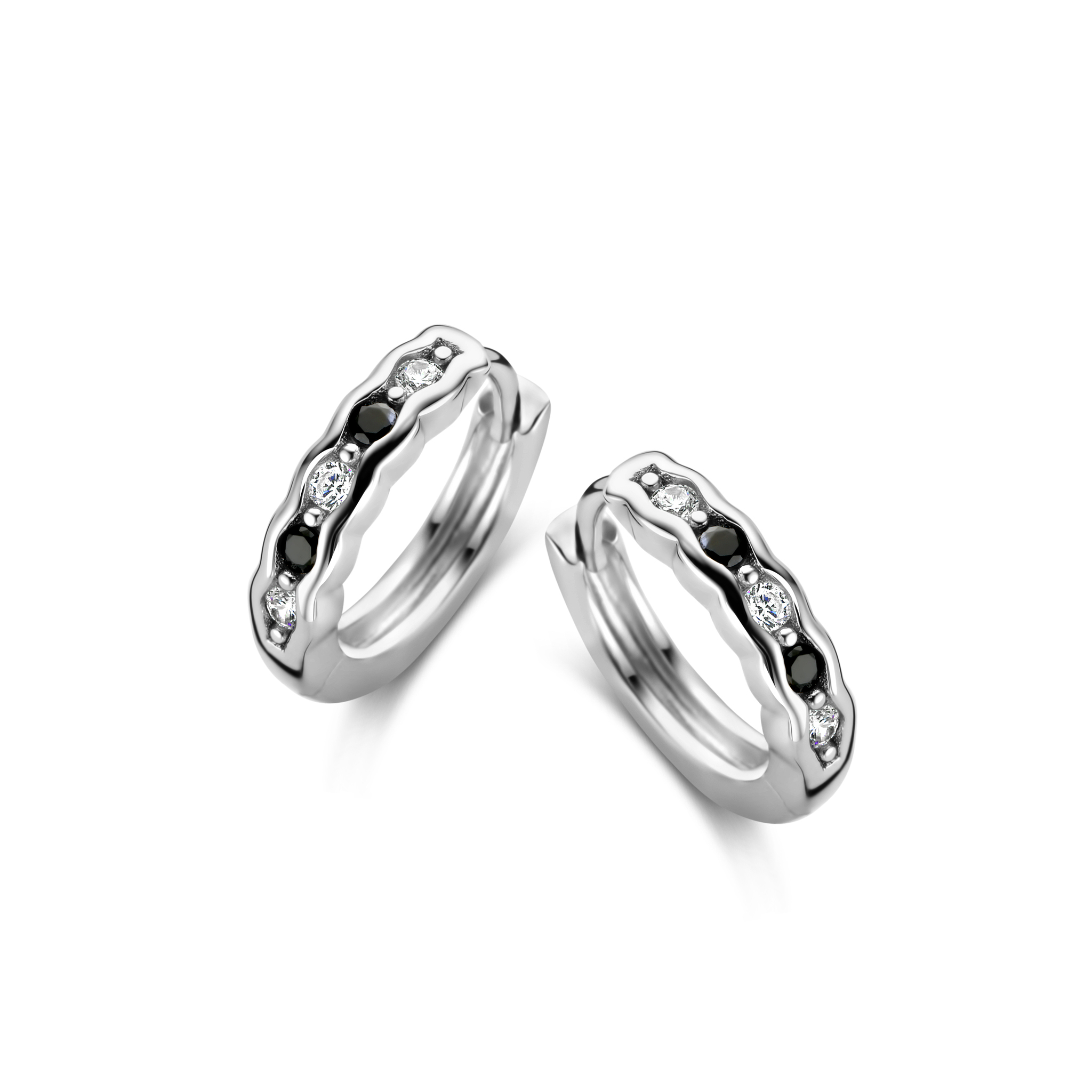 Deze prachtige zilveren oorknoppen van Rosa Di Luca zijn voorzien van witte en zwarte zirkonia stenen, wat zorgt voor een elegante en luxe uitstraling. De oorknoppen zijn perfect voor zowel dagelijks gebruik als speciale gelegenheden. Draag ze alleen voor een subtiele look of combineer ze met andere sieraden voor een stijlvolle uitstraling. Maak je look compleet met deze schitterende oorknoppen!