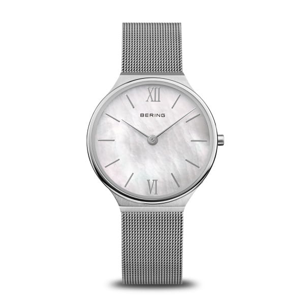  Klassiek, puristisch en toch spannend. Perfect stijlvol samen met contemporain minimalisme. De CLASSIC-COLLECTIE is geïnspireerd op Deens design en staat voor unieke horloges die je dagelijkse stijl perfect accentueren.  Dat hij maar een paar millimeter dik is maakt de Ultra Slim ons platste horloge ooit en een van de dunste horloges op de markt. Hoogwaardig saffierkristal beschermt de wijzerplaat tegen krassen. De Ultra Slim Link heeft een sterke roestvrijstalen schakelband. 