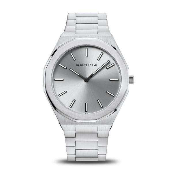 Voor de horloges uit de Classic-collectie worden uitsluitend hoogwaardige materialen gebruikt, zoals bijzonder hard, glashelder en krasbestendig saffierglas. Dit betekent dat de tijd geen sporen achterlaat op dit horlogeglas. Het gebruikte huidvriendelijke roestvrij staal garandeert een glamoureuze uitstraling. De stoere uitstraling van het staal en de puristische, heldere lijn van het ontwerp van het BERING-horloge vullen elkaar ideaal aan. De kast - gepolijst of geborsteld - is gemaakt van zuiver en hoogwaardig roestvrij staal (316L), zoals ook gebruikt in de medische technologie.  Puristisch roestvrij staal wordt in de CLASSIC horlogecollectie gecombineerd met delicate, soepele Milanaise bandjes of edele bandjes van natuurlijk gelooid kalfsleer. Klassieke elegantie ontmoet een onmiskenbaar aangenaam draaggevoel en zorgt voor de klassiek nobele BERING-look. 