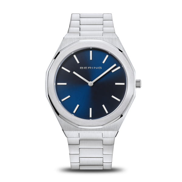  Voor de horloges uit de Classic-collectie worden uitsluitend hoogwaardige materialen gebruikt, zoals bijzonder hard, glashelder en krasbestendig saffierglas. Dit betekent dat de tijd geen sporen achterlaat op dit horlogeglas. Het gebruikte huidvriendelijke roestvrij staal garandeert een glamoureuze uitstraling. De stoere uitstraling van het staal en de puristische, heldere lijn van het ontwerp van het BERING-horloge vullen elkaar ideaal aan. De kast - gepolijst of geborsteld - is gemaakt van zuiver en hoogwaardig roestvrij staal (316L), zoals ook gebruikt in de medische technologie.  Puristisch roestvrij staal wordt in de CLASSIC horlogecollectie gecombineerd met delicate, soepele Milanaise bandjes of edele bandjes van natuurlijk gelooid kalfsleer. Klassieke elegantie ontmoet een onmiskenbaar aangenaam draaggevoel en zorgt voor de klassiek nobele BERING-look. 