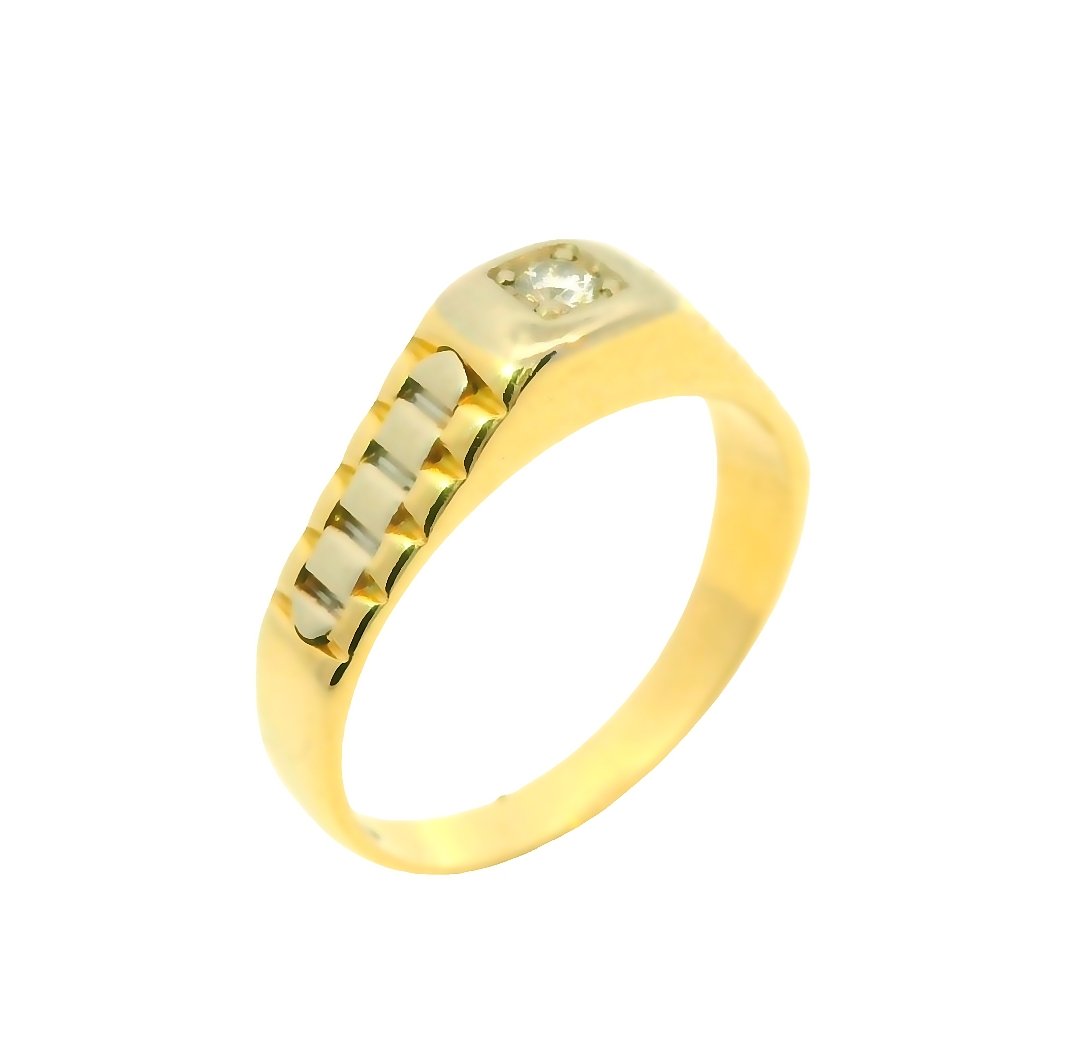 Deze Bicolor gouden herenring van 14 karaat is voorzien van een prachtige diamant van 0.08 karaat. De ring heeft een elegante en luxe uitstraling, perfect voor speciale gelegenheden of als dagelijkse accessoire. Draag deze ring alleen of combineer hem met andere sieraden voor een trendy look. Een tijdloos stuk dat elke outfit compleet maakt.
De ring is verkrijgbaar in meerdere afmetingen.