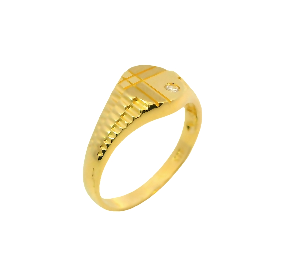 Deze geelgouden zegelring voor heren is gemaakt van 14 karaat goud en is voorzien van een zirkonia steen voor een luxe uitstraling. De ring is perfect om te dragen als een statement stuk voor speciale gelegenheden of dagelijks gebruik. Combineer het met andere gouden sieraden voor een gecoördineerde look of draag het solo voor een minimalistische uitstraling.
De ring is verkrijgbaar in meerdere afmetingen.