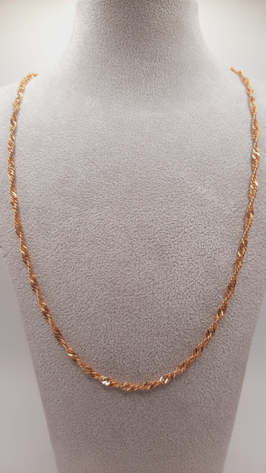 De gouden ketting BREA-RDL-0004006 is een elegante 14 karaat gouden halsketting van 60 cm. Met een breedte van 2,7 mm en een gewicht van 7,34 gram, straalt deze ketting luxe en verfijning uit. Draag het op een blouse of jurk voor een stijlvolle touch aan je outfit. Perfect voor elke gelegenheid.